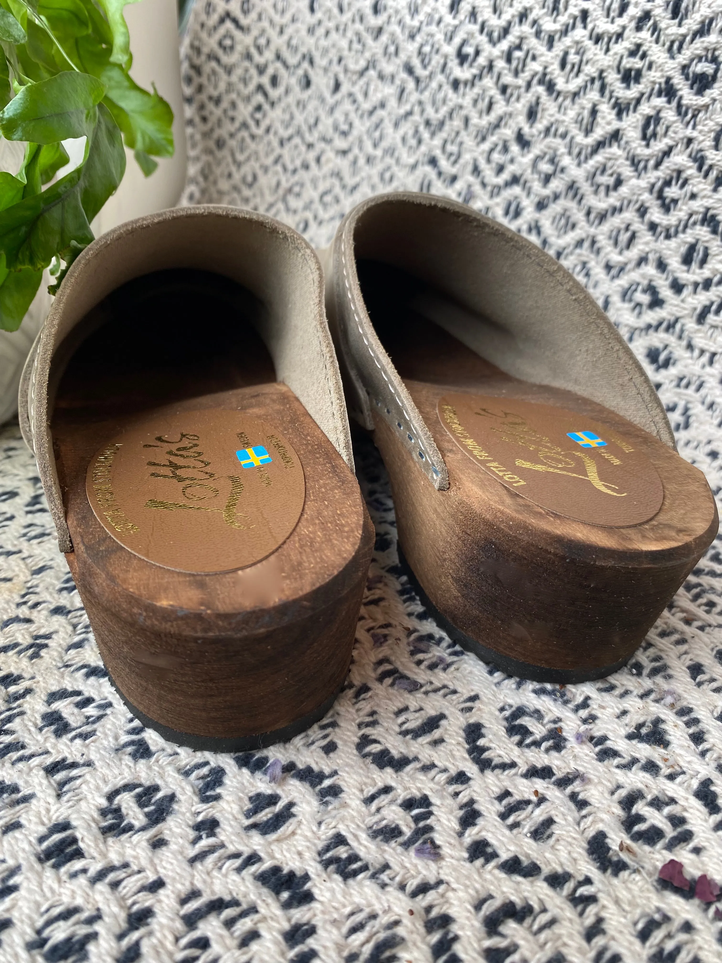 Classic Taupe Oiled Nubuck Brown Base